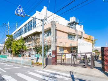 周辺環境　川口市立芝西小学校（700m）