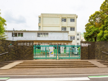 周辺環境　川口市立芝中央小学校（640m）