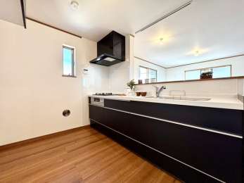 ���̑��@�`�L�b�`���`�E���d�l�E�@ �����݂̂��鏰�ނƁA�s��I�ȃf�U�C���̃L���r�l�b�g�����a����A�������ꂽ��ԁB�����猩����󂪁A���X�̕�炵�ɐS�n�悢�ʂ��Y���܂� 