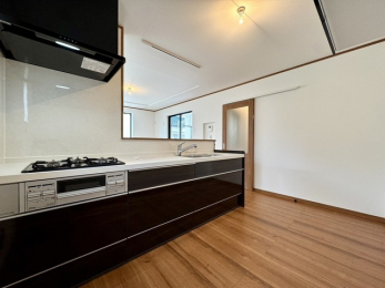 �����v������i���ώʐ^�j�@�`�L�b�`���`�E���d�l�E�@ �ؖڂ̉�����Ɛ������ꂽ�u���b�N�̃L�b�`�������a���A�S�n�悢���邳�ɖ�������ԁB���R�ȕ��������A����ɉ��₩�ȍʂ��Y���܂�