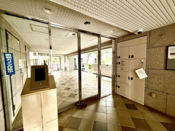 �G���g�����X�@����̌�������؂藣���ꂽ�悤�ȁA�Â����Ɛ����������a����G���g�����X�z�[���B�Α���̏d���Ȏ�������Ԃɗ��������������炵�A�Z�܂�����D�����}��������Ƃ肠�鋤�p���ł� 