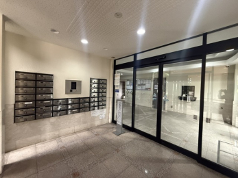 �G���g�����X�@�������̂���L�X�Ƃ����G���g�����X�́A�Z�܂��������₩�ȋC�����Ō}������Ă���闎����������Ԃł��B