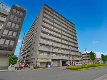 �@��ɉf���铰�X�Ƃ����Ȃ܂����A���X�̕�炵�Ɉ��S���ƌւ�������炷�O�ςł��B
